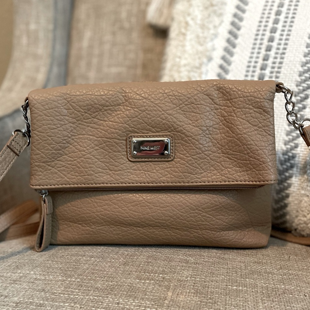 EUC NINE WEST crossbody 8x11 light brown zip top/folder over close w/snap.